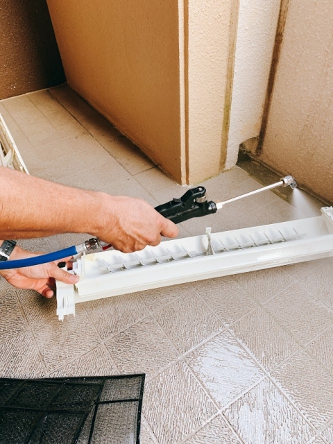 飲食店のエアコン水漏れはドレンパンの汚れが原因かも