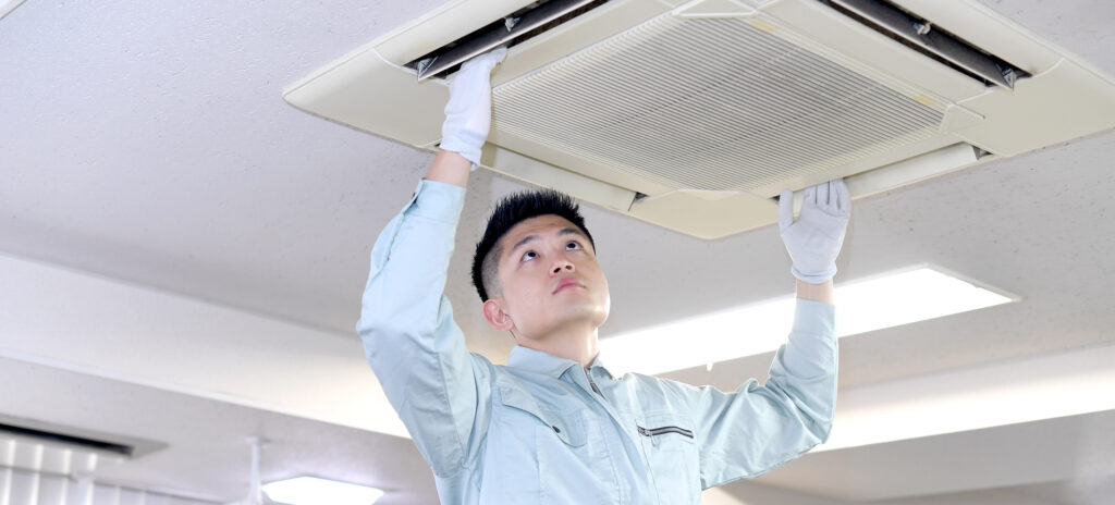 エアコン点検をする男性