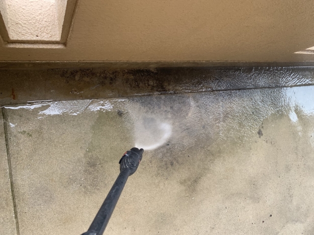 高圧洗浄機で壁清掃
